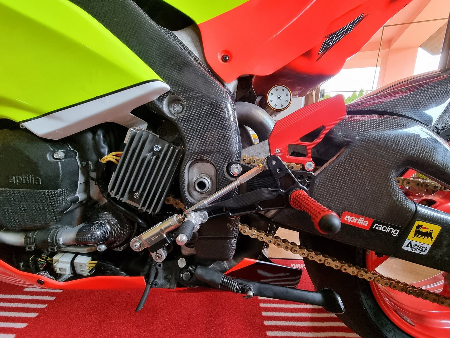 Fußrastenanlage für das Motorrad Aprilia RSV4 / Tuono 1100 (2017– ) mit Umkehrschaltung